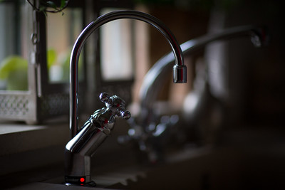 A kitchen faucet with temperature control