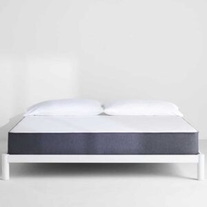 casper-bed-with-two-pillows