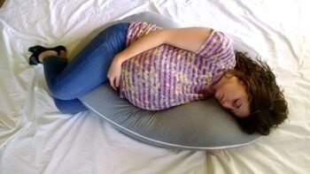 a pregnant woman sleeping well