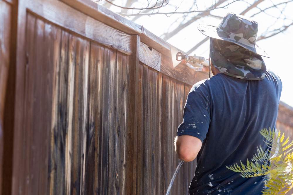how to paint a fence with a sprayer