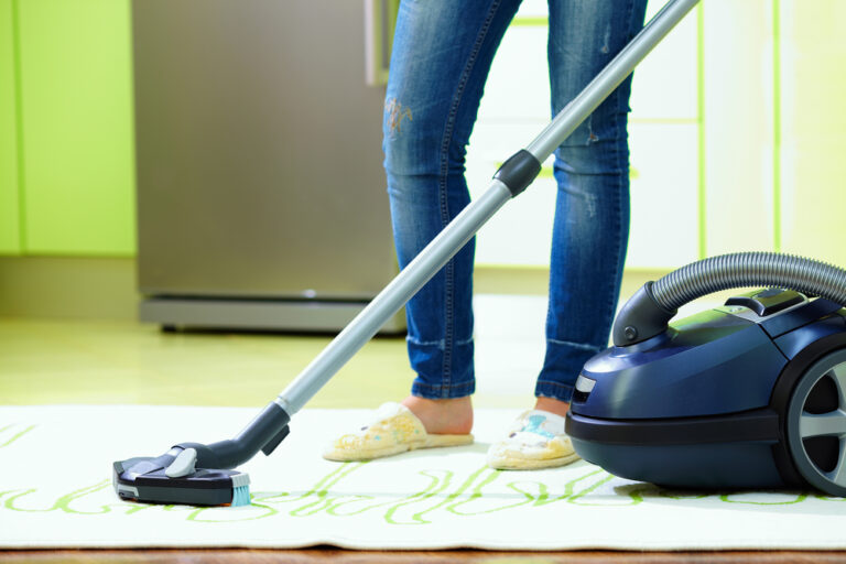 how does a vacuum cleaner work