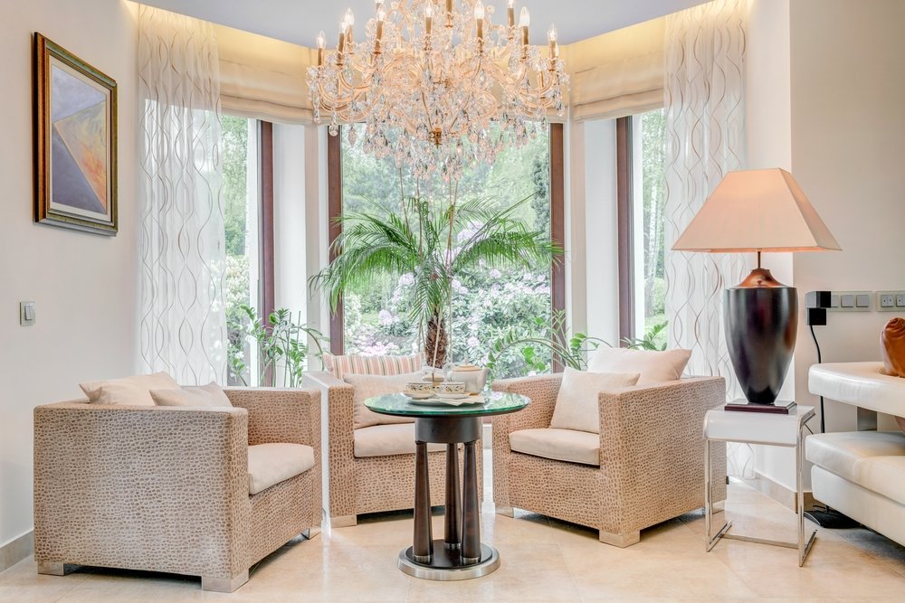 how to arrange furniture in small living room with bay windows